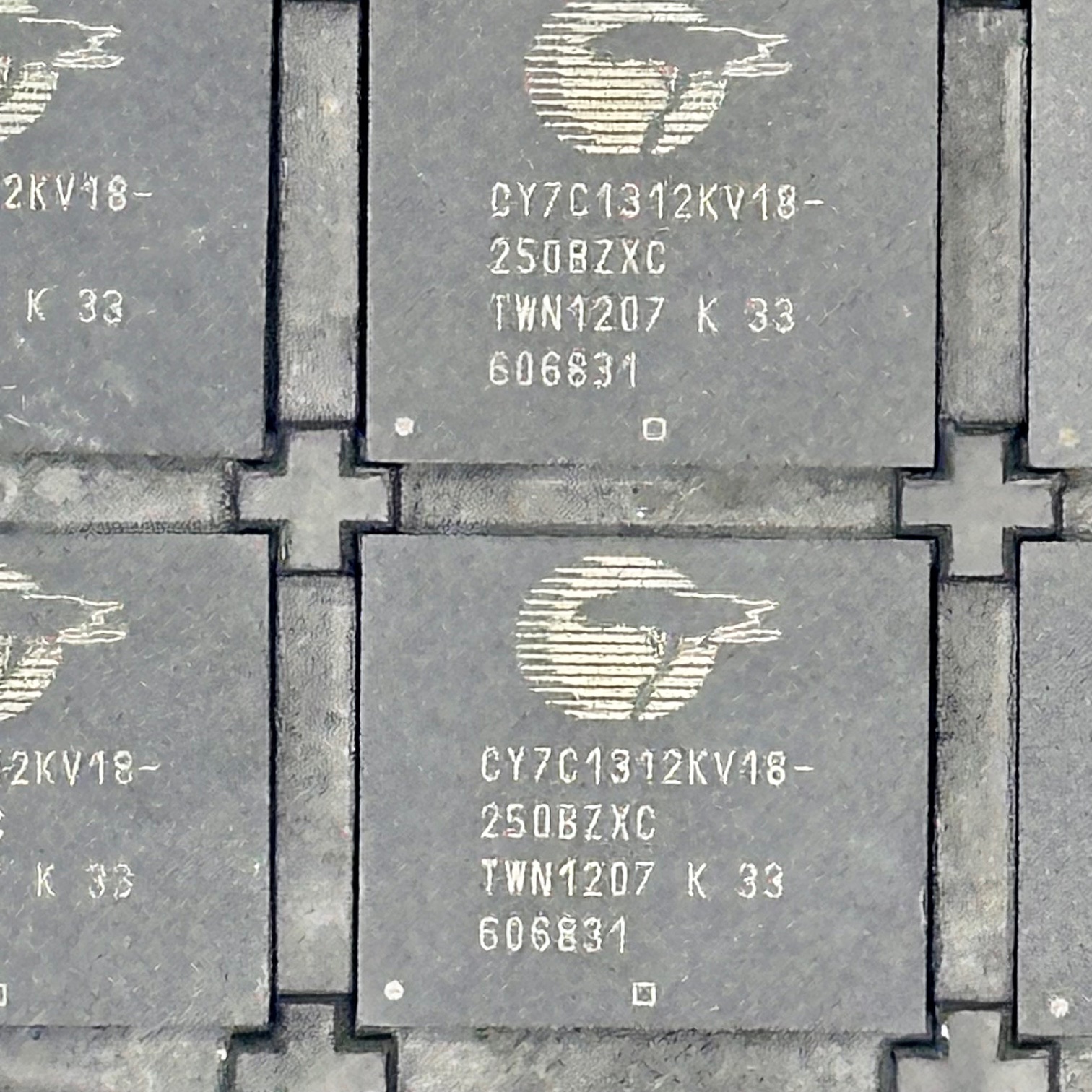 CY7C1312KV18-250BZXC - Image 2