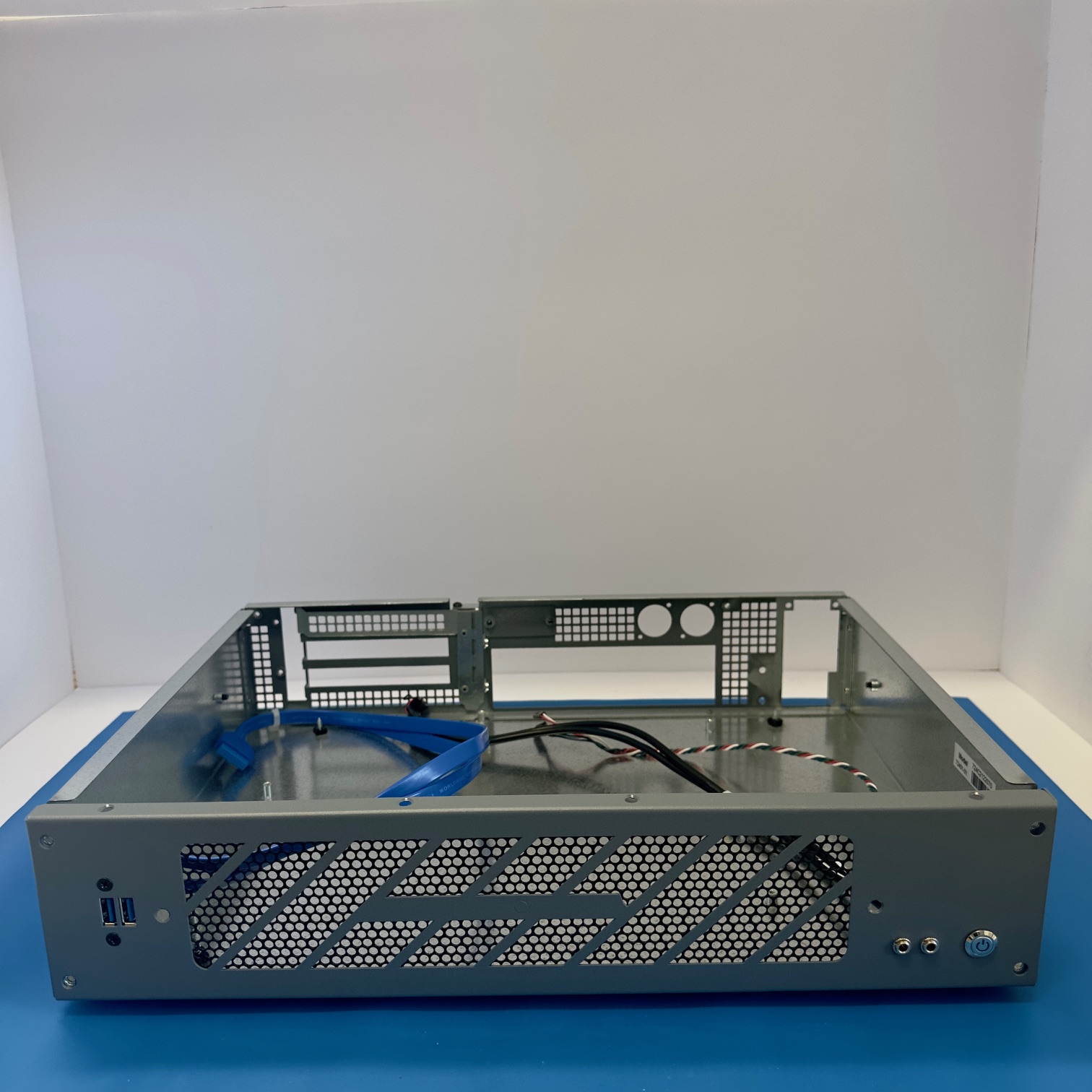 Short Depth 2U Rackmount ATX Server Chassis 12" Deep w/ USB & Handles - Image 6